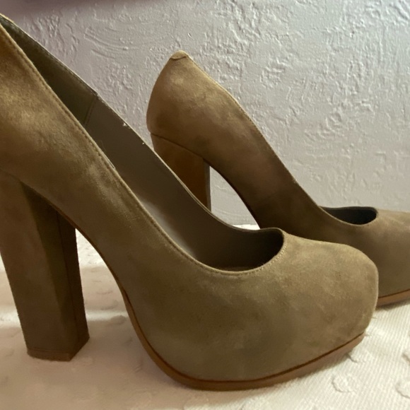 STEVE MADDEN Serrina Taupe Suede Pump - Picture 11 of 16